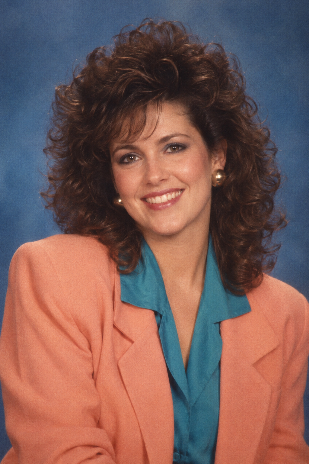 Illustrative AI portrait: curly hair and a salmon jacket in a 1987 studio